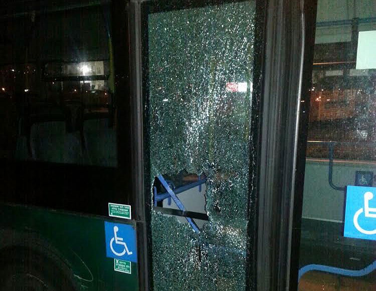 האוטובוס שהותקף באבנים
