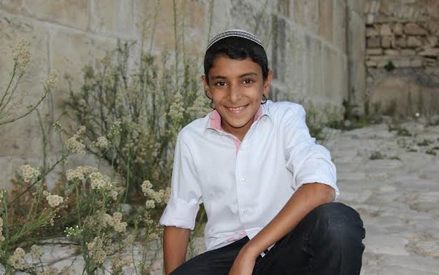 בכורה: עוזיה צדוק שר על נקודה של אור