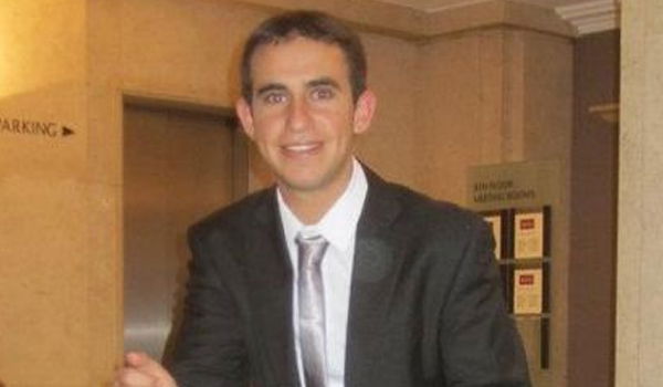 העיתונאי עקיבא נוביק