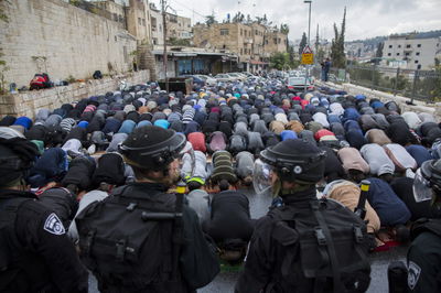 מתפללים מוסלמים ליד שוטרים ישראלים