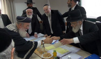 תיעוד בלעדי: לחיצת יד בין הגר"ש עמאר והגר"י יוסף