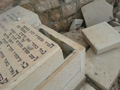 המצבות המנותצות