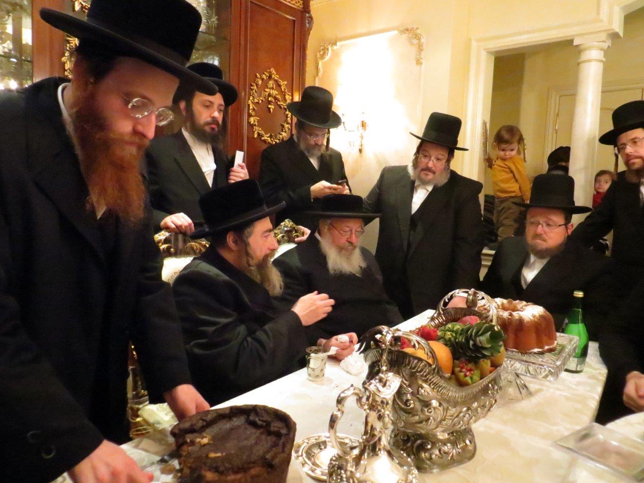 הרבי מרחמסטריווקא ביקר בבית בעל חברת הביגוד • תיעוד