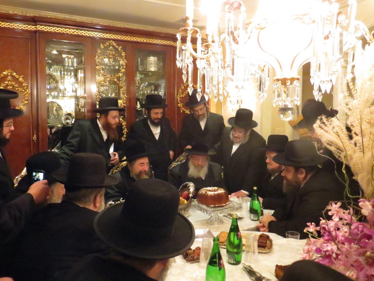 הרבי מרחמסטריווקא ביקר בבית בעל חברת הביגוד • תיעוד