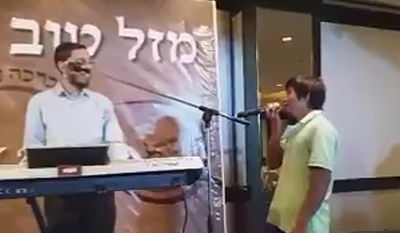 צפו: העובד התאילנדי שר "כל העולם כולו גשר צר מאוד"