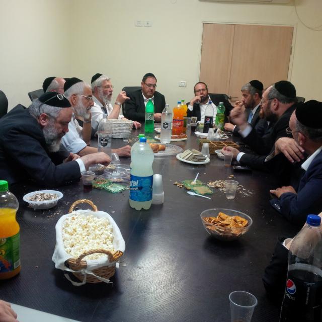 דגל התורה בי-ם התכנסה: חשש משינויי הרב שטרן