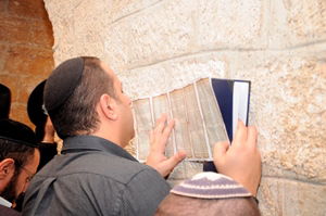 גלריה: אלפים בהילולת רחל אמנו