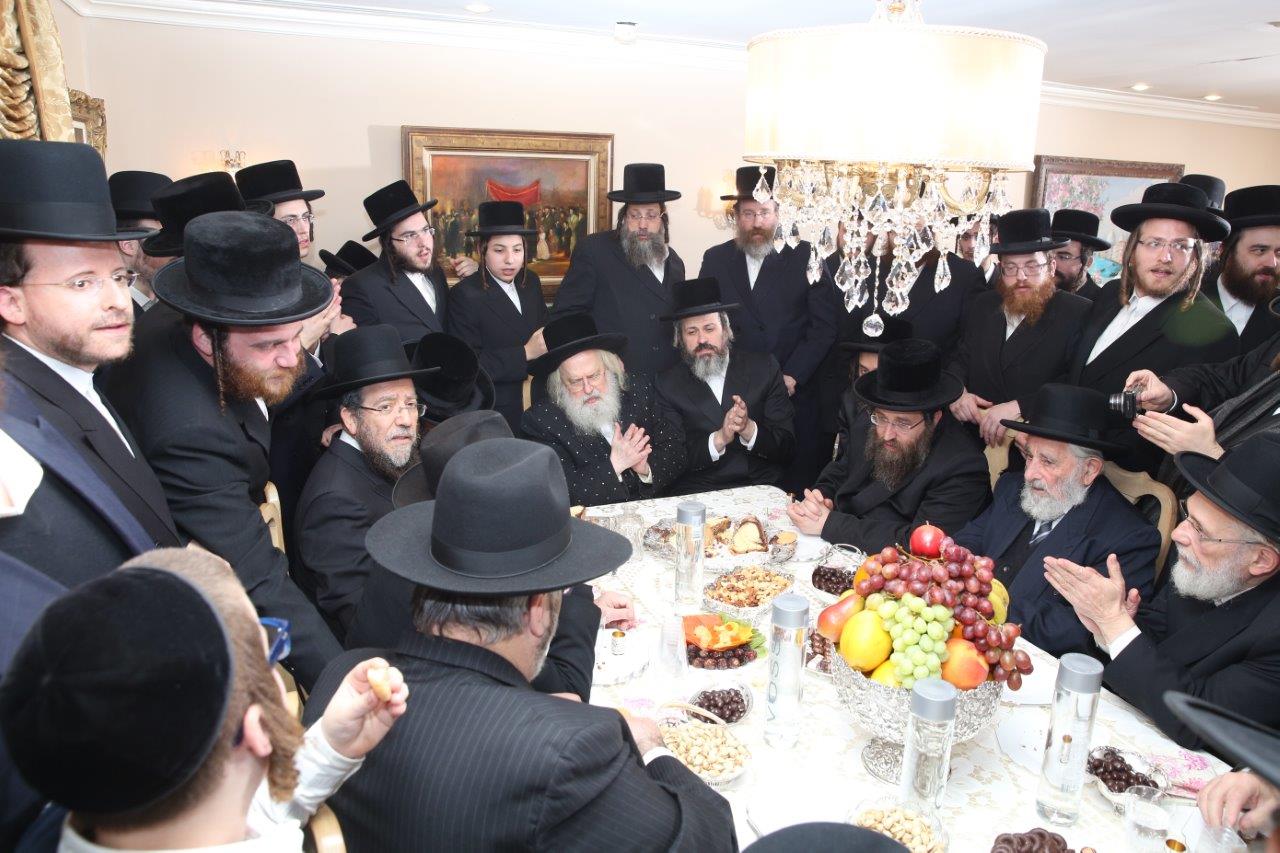 תיעוד: האדמו"ר ממונקאטש בבית הנגיד ר' וולף זיכרמן