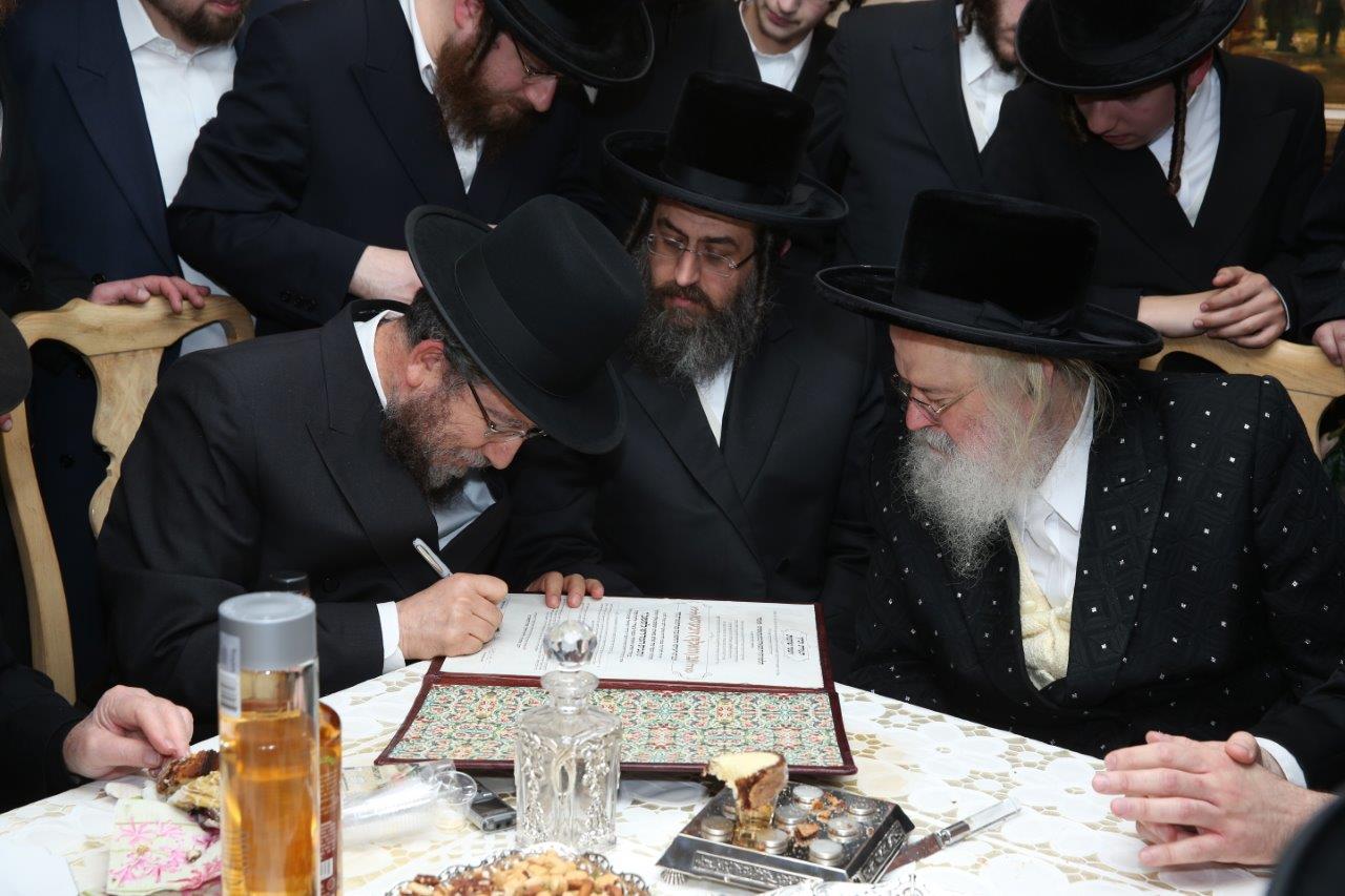 תיעוד: האדמו"ר ממונקאטש בבית הנגיד ר' וולף זיכרמן