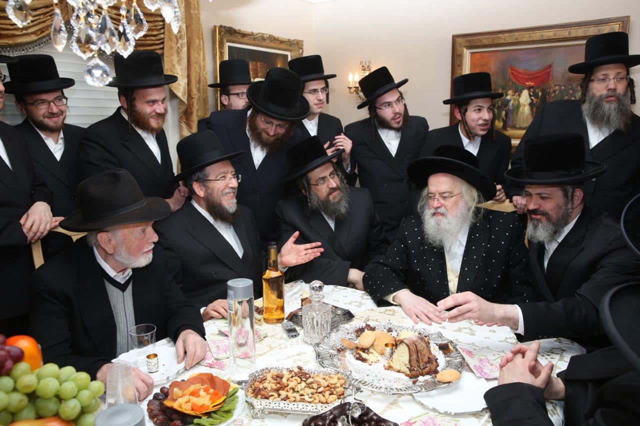 תיעוד: האדמו"ר ממונקאטש בבית הנגיד ר' וולף זיכרמן