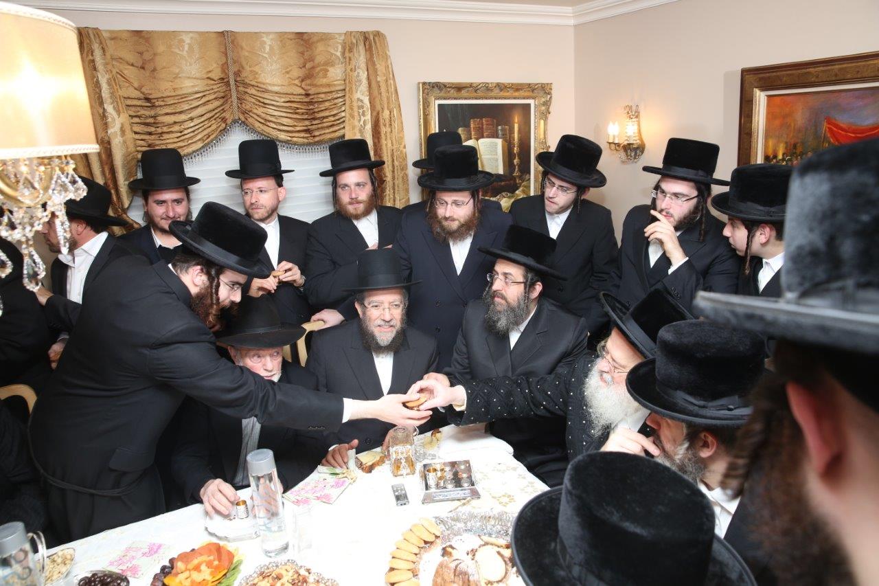 תיעוד: האדמו"ר ממונקאטש בבית הנגיד ר' וולף זיכרמן