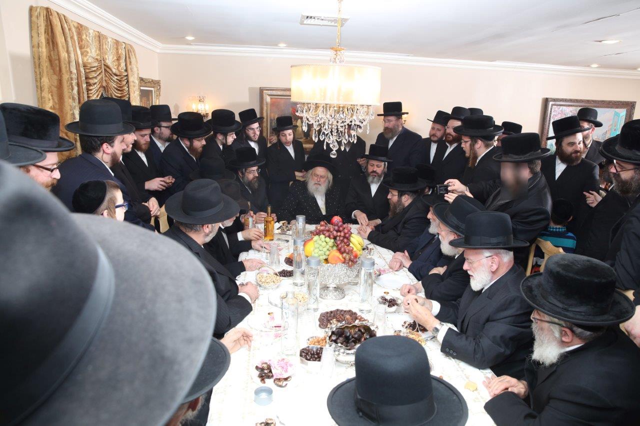 תיעוד: האדמו"ר ממונקאטש בבית הנגיד ר' וולף זיכרמן