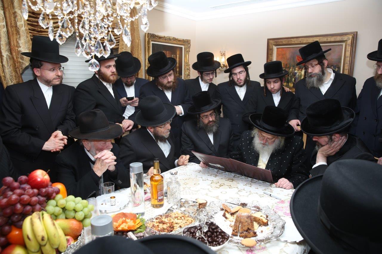 תיעוד: האדמו"ר ממונקאטש בבית הנגיד ר' וולף זיכרמן