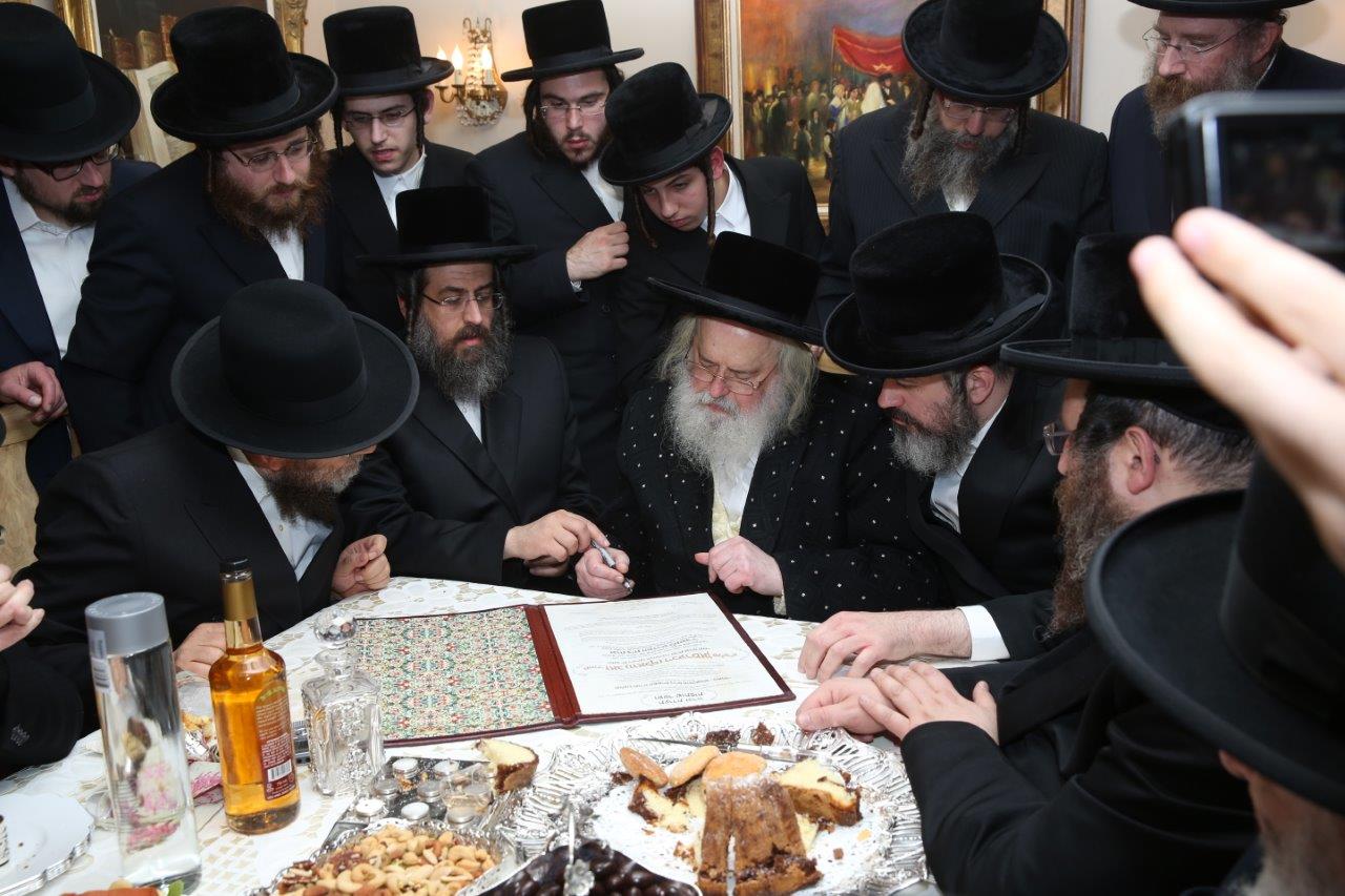 תיעוד: האדמו"ר ממונקאטש בבית הנגיד ר' וולף זיכרמן