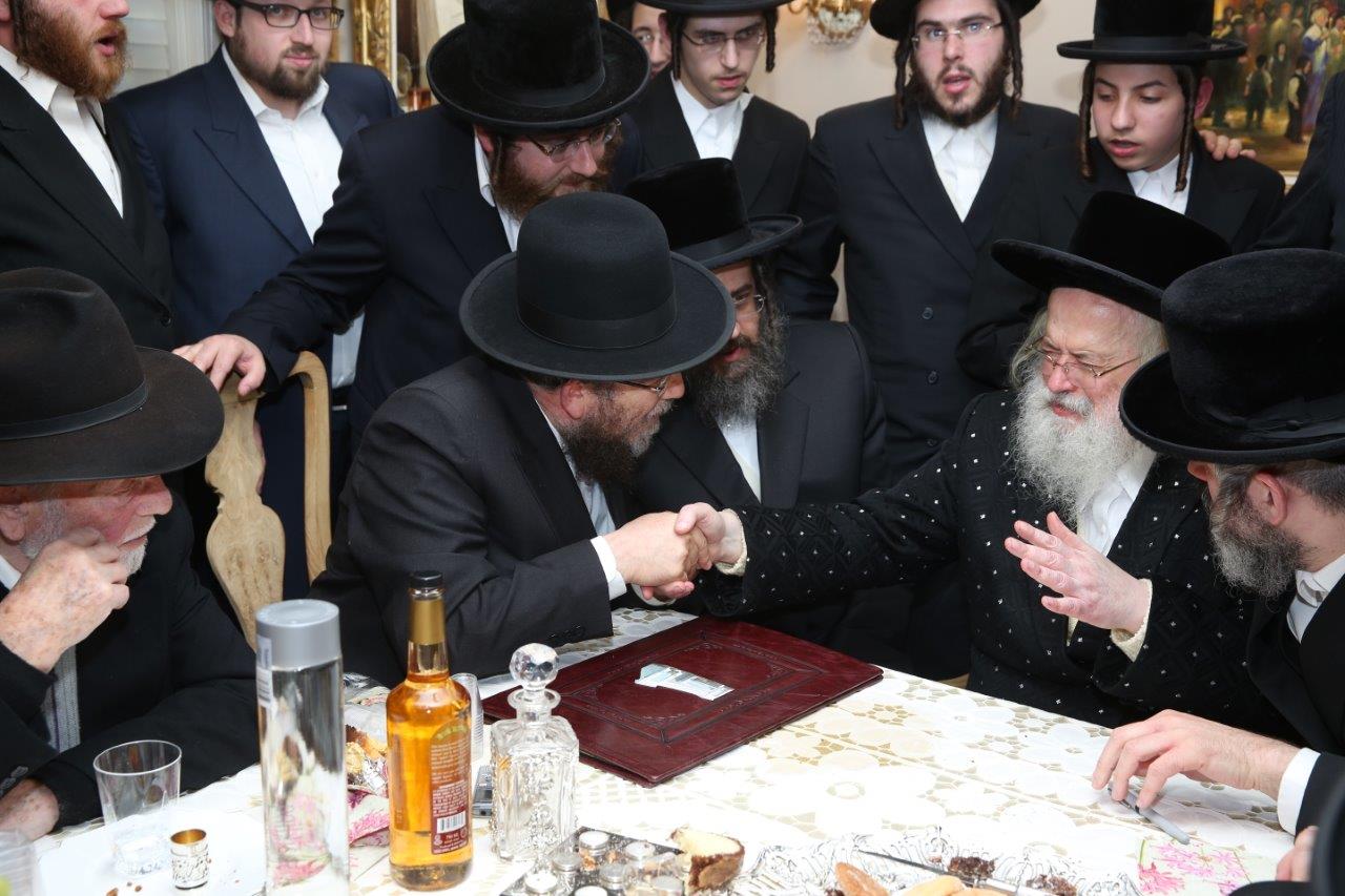 תיעוד: האדמו"ר ממונקאטש בבית הנגיד ר' וולף זיכרמן