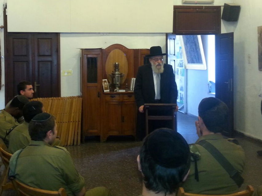 הגאון הרב אריה שטרן נפגש עם חיילים חרדים