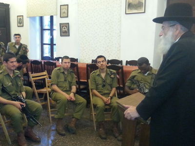 הרה"ג שטרן עם החיילים החרדים בבית הרב קוק