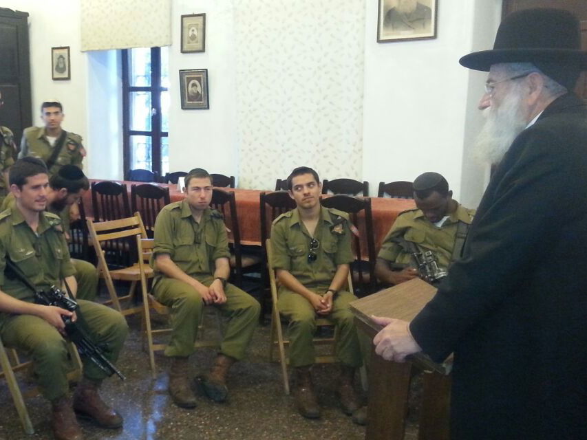 הגאון הרב אריה שטרן נפגש עם חיילים חרדים