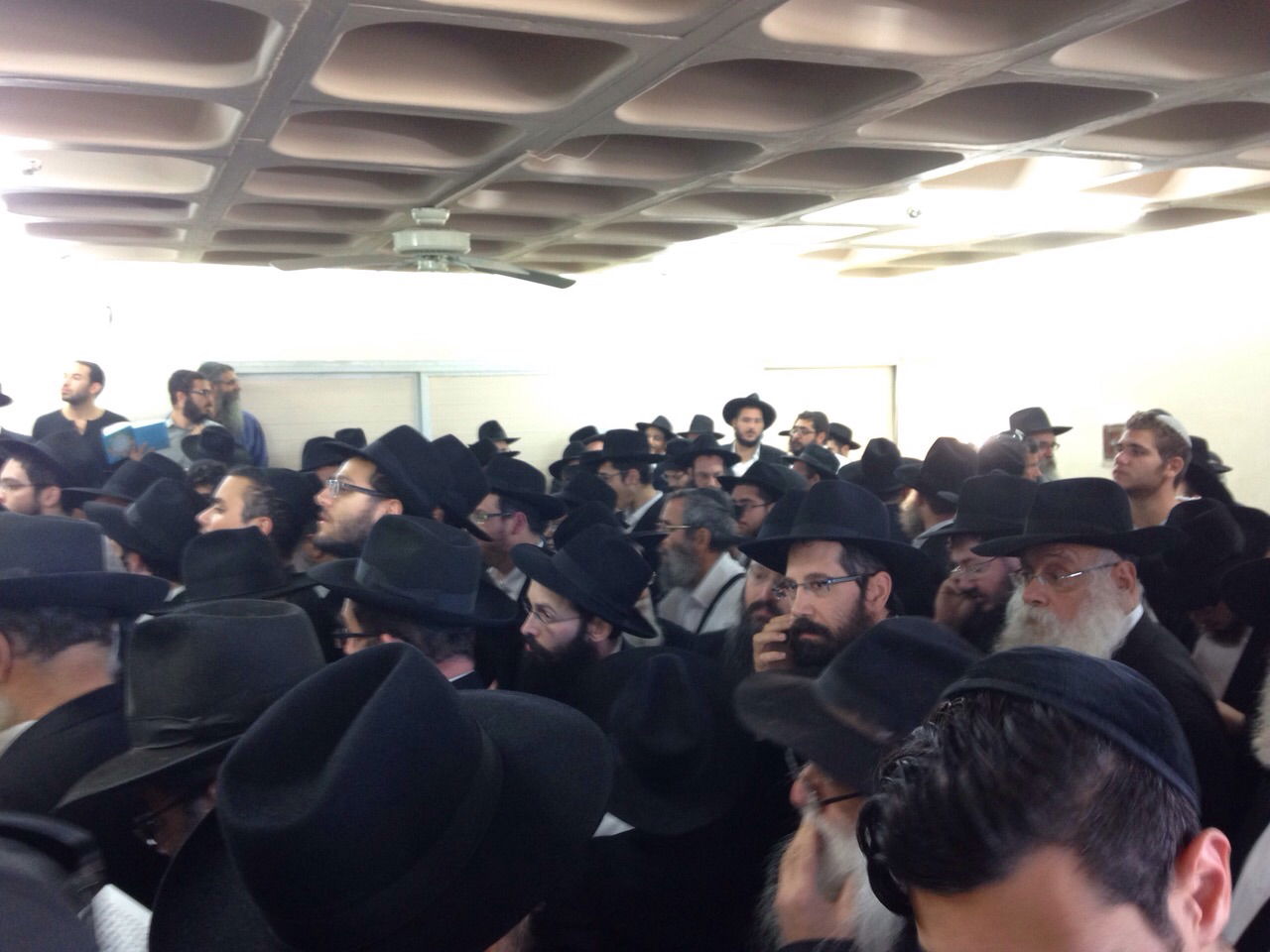 בדמעות: אלפים ליוו את רבי שמואל אזימוב זצ"ל