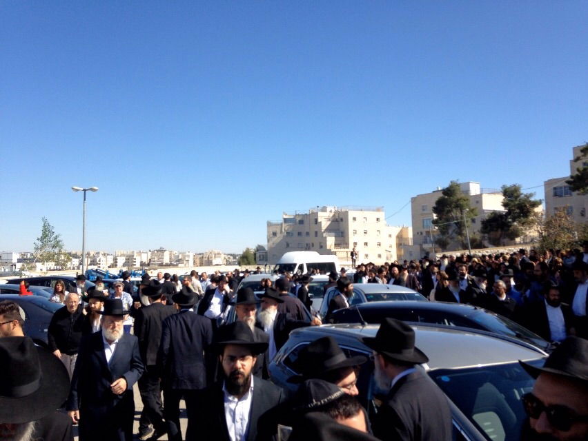 בדמעות: אלפים ליוו את רבי שמואל אזימוב זצ"ל