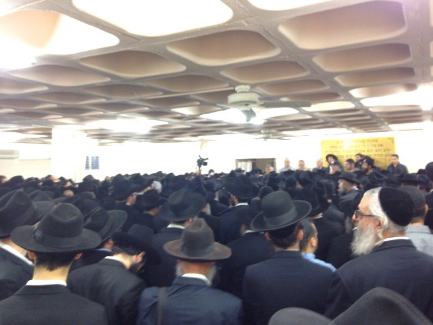 בדמעות: אלפים ליוו את רבי שמואל אזימוב זצ"ל