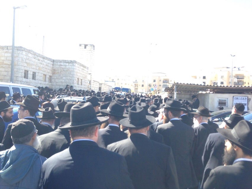 בדמעות: אלפים ליוו את רבי שמואל אזימוב זצ"ל