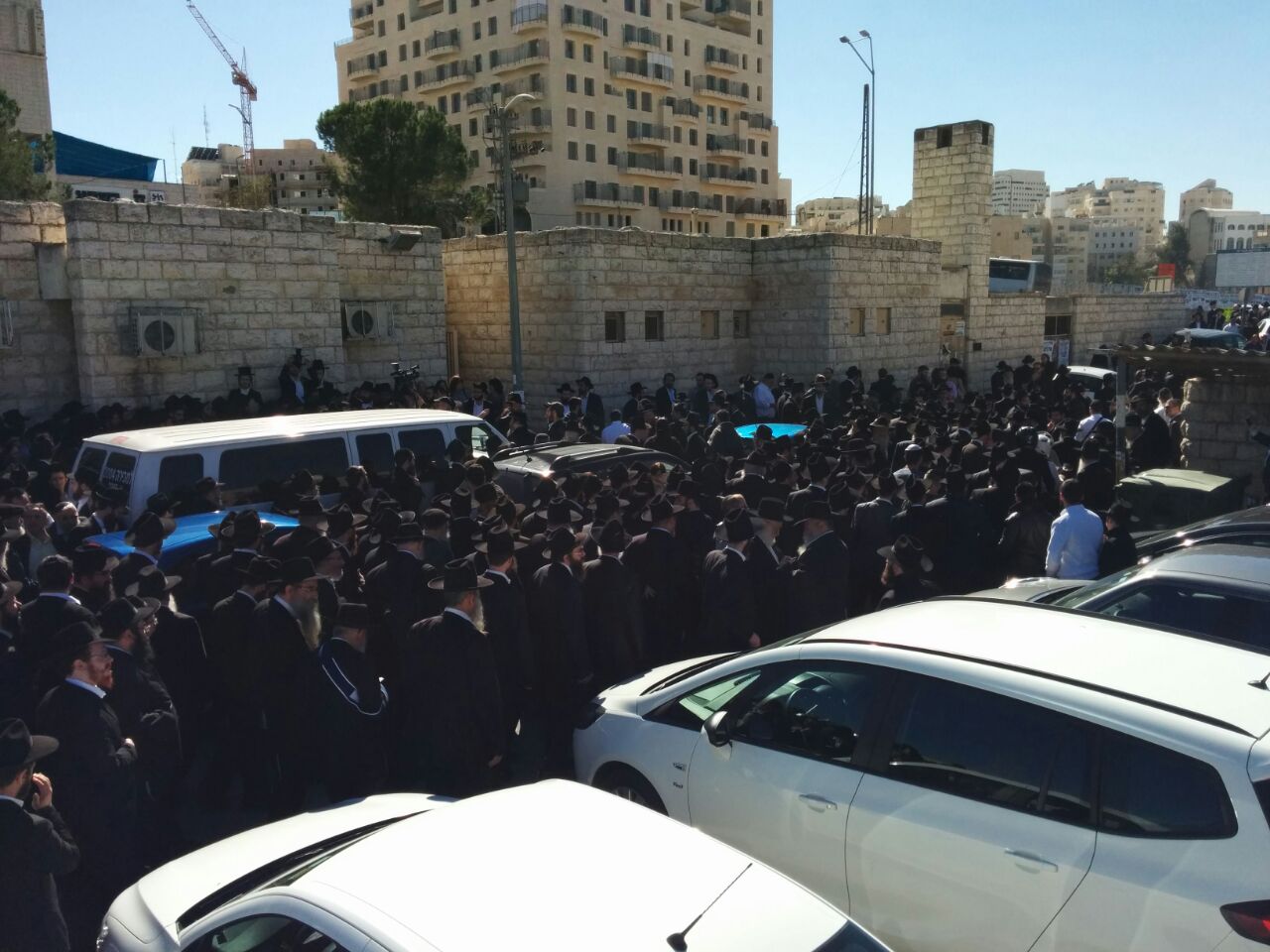 בדמעות: אלפים ליוו את רבי שמואל אזימוב זצ"ל