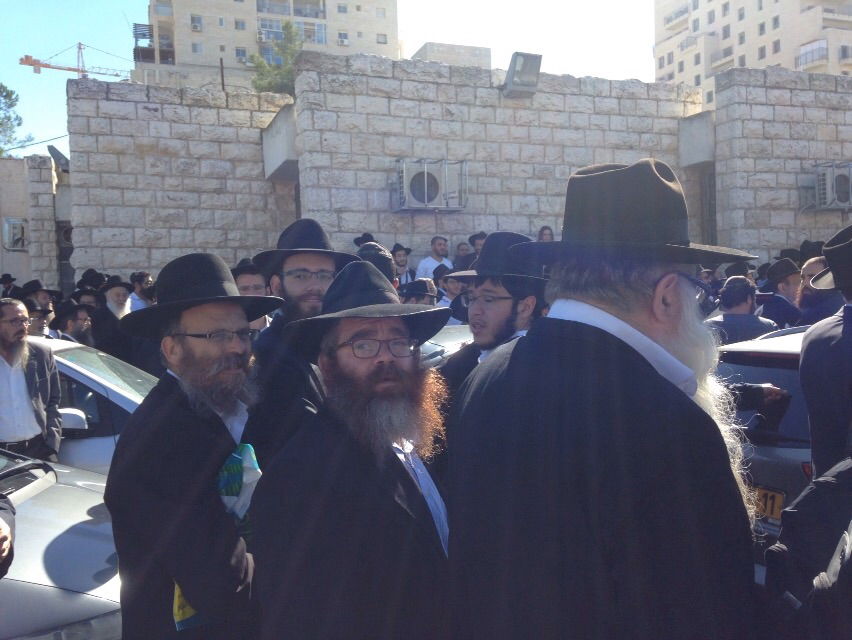 בדמעות: אלפים ליוו את רבי שמואל אזימוב זצ"ל