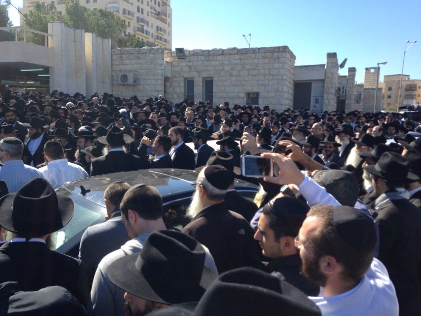 בדמעות: אלפים ליוו את רבי שמואל אזימוב זצ"ל