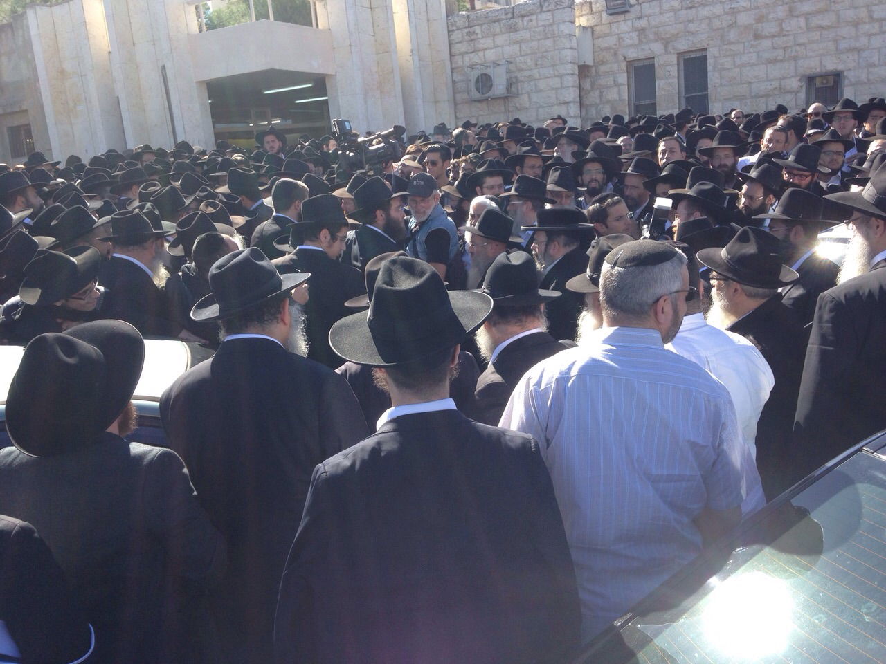 בדמעות: אלפים ליוו את רבי שמואל אזימוב זצ"ל