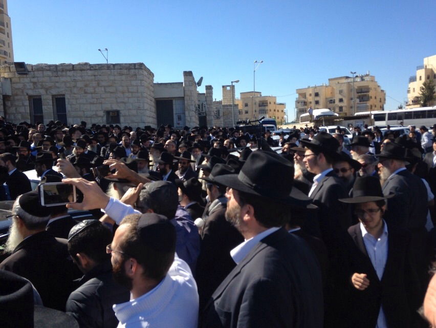 בדמעות: אלפים ליוו את רבי שמואל אזימוב זצ"ל