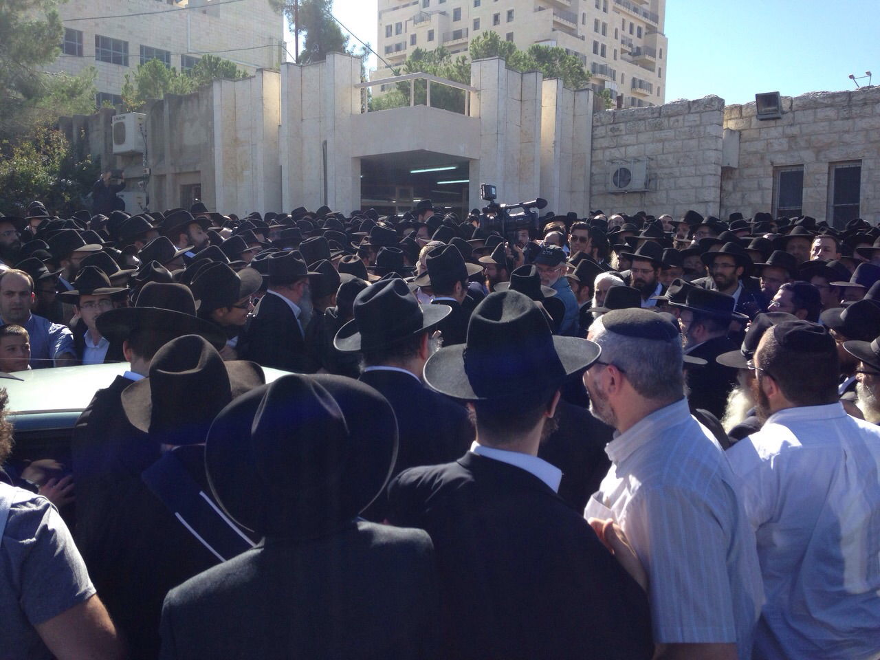 בדמעות: אלפים ליוו את רבי שמואל אזימוב זצ"ל