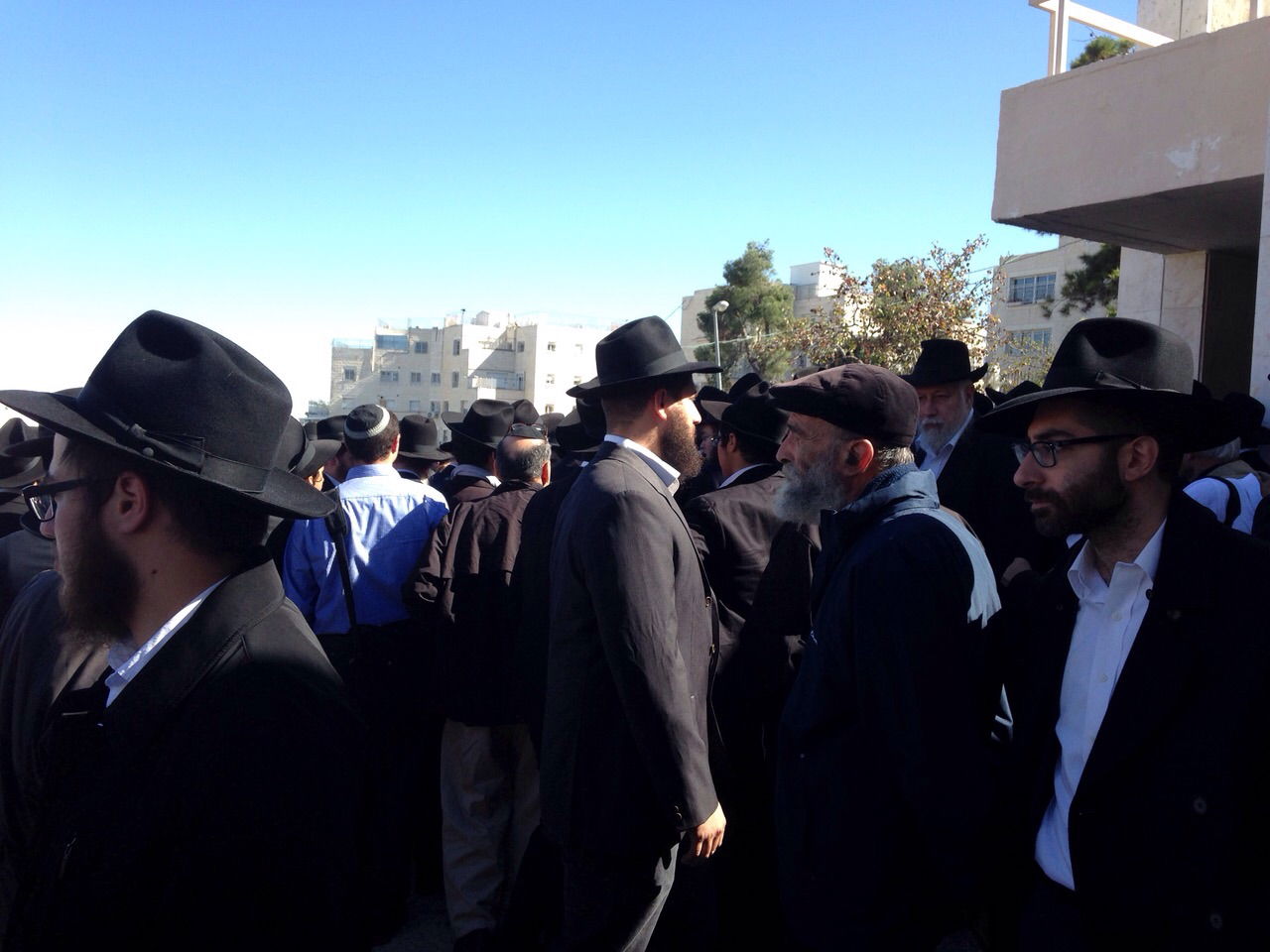 בדמעות: אלפים ליוו את רבי שמואל אזימוב זצ"ל