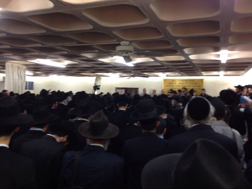 בדמעות: אלפים ליוו את רבי שמואל אזימוב זצ"ל