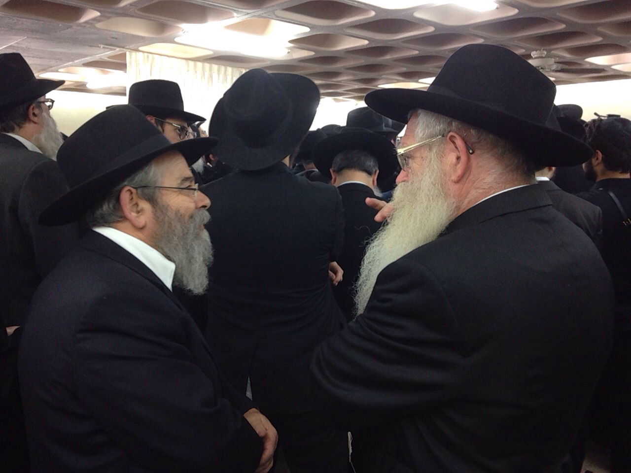 בדמעות: אלפים ליוו את רבי שמואל אזימוב זצ"ל