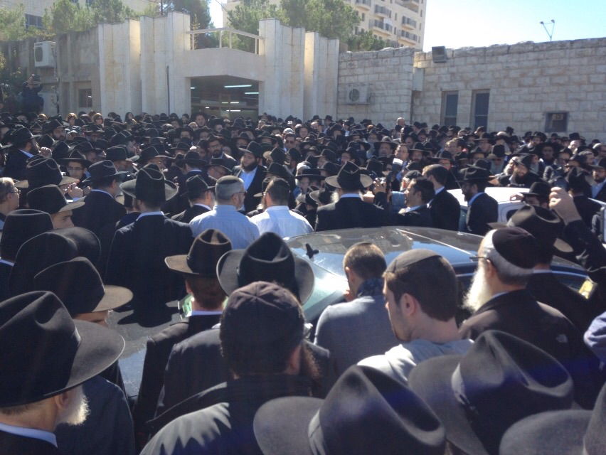 בדמעות: אלפים ליוו את רבי שמואל אזימוב זצ"ל