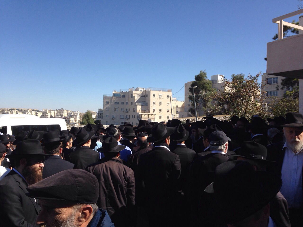 בדמעות: אלפים ליוו את רבי שמואל אזימוב זצ"ל