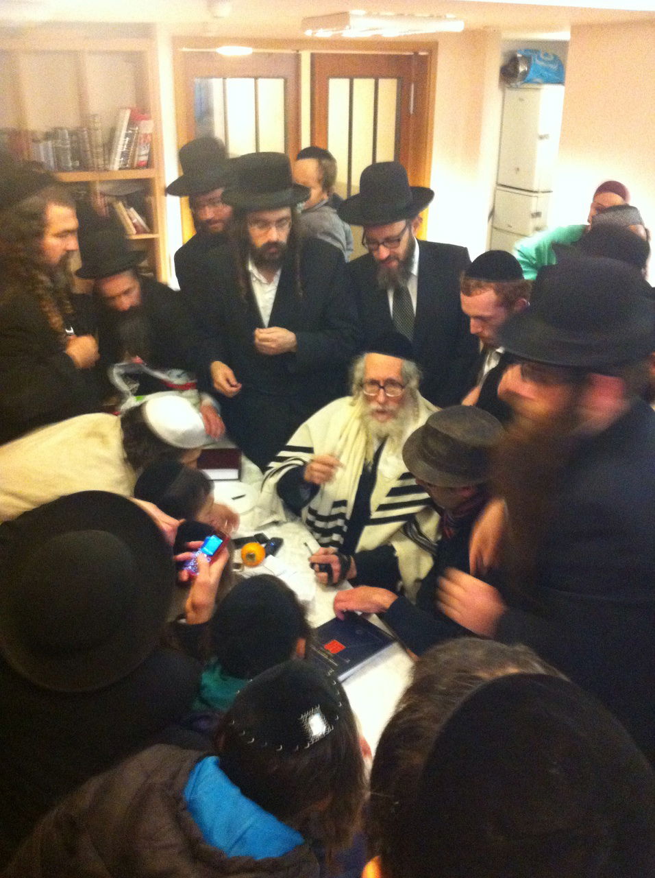 צפו בתיעוד: ברית מילה אצל הרב אליעזר ברלנד בהולנד