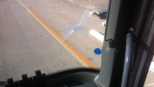 כביש 1: אבנים יודו על אוטובוס אגד סמוך לאבו גוש