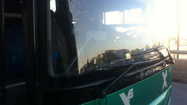 כביש 1: אבנים יודו על אוטובוס אגד סמוך לאבו גוש