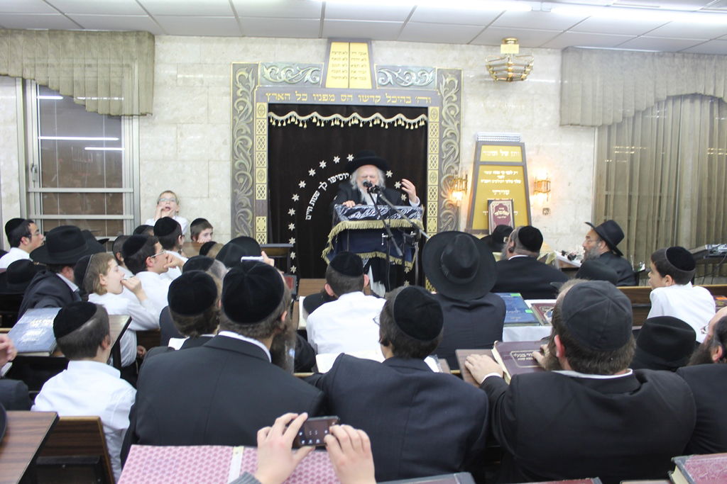 תיעוד: הגר"ש אוירבך נאם בבני ברק לזכר מרן הרב שך