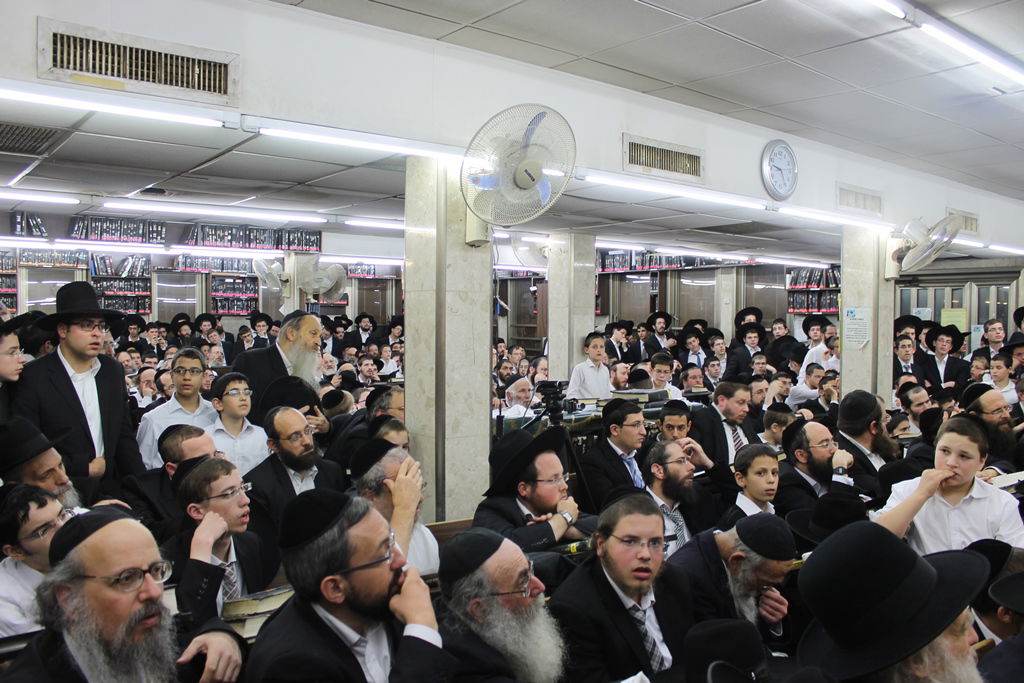 תיעוד: הגר"ש אוירבך נאם בבני ברק לזכר מרן הרב שך