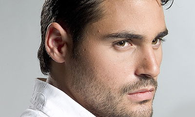 צפו בקליפ: גד אלבז שר "פותח את ידך - Open Up"