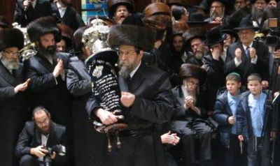 הכנסת ספר התורה בחסידות בויאן