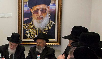 הגר"ש כהן והגר"ש בעדני לצד תמונת הגר"ע יוסף זצ"ל