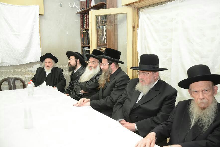 זה לצד זה: כך נועדו גדולי ישראל באסיפת ועד הישיבות