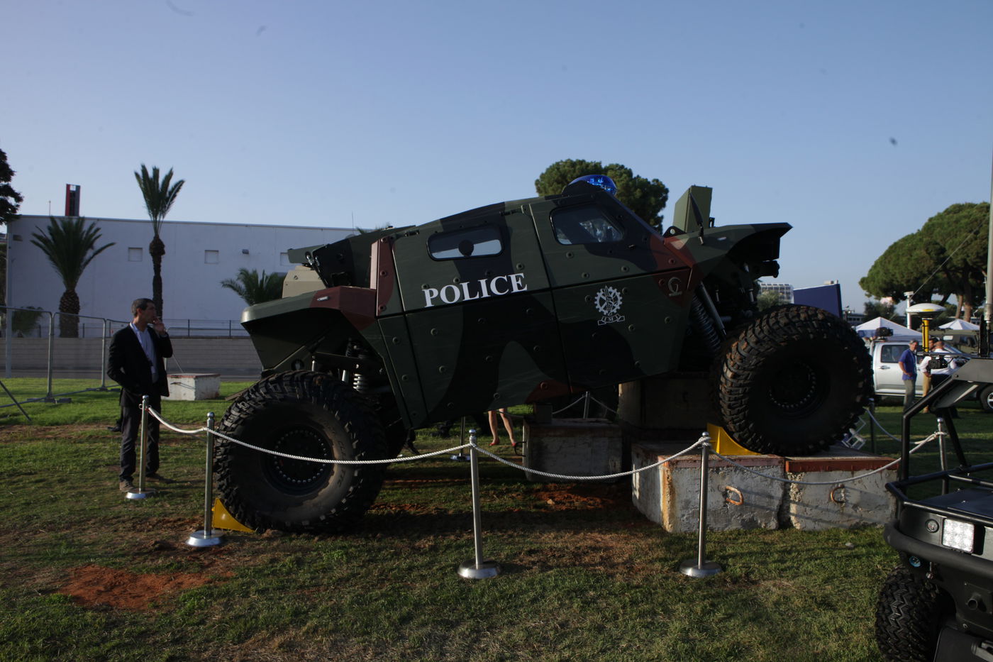 גלרית ענק: דור העתיד של כלי הרכב הביטחוניים