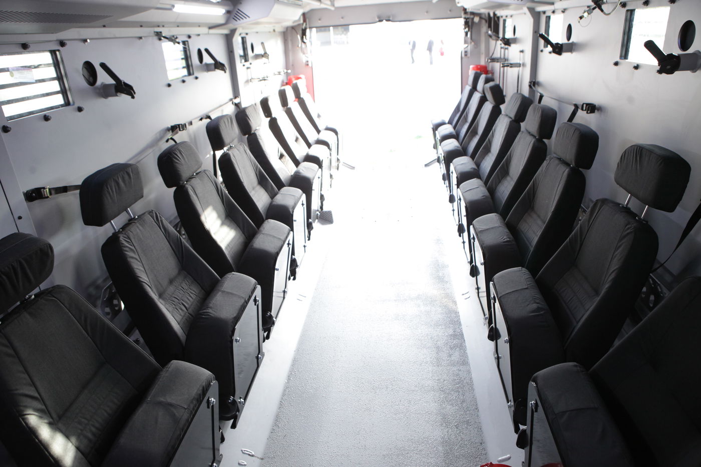 גלרית ענק: דור העתיד של כלי הרכב הביטחוניים