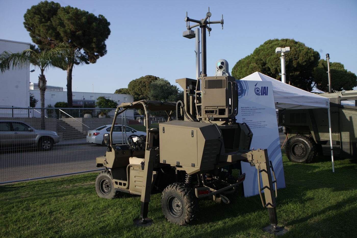 גלרית ענק: דור העתיד של כלי הרכב הביטחוניים