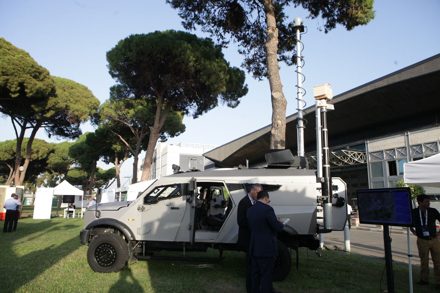 גלרית ענק: דור העתיד של כלי הרכב הביטחוניים